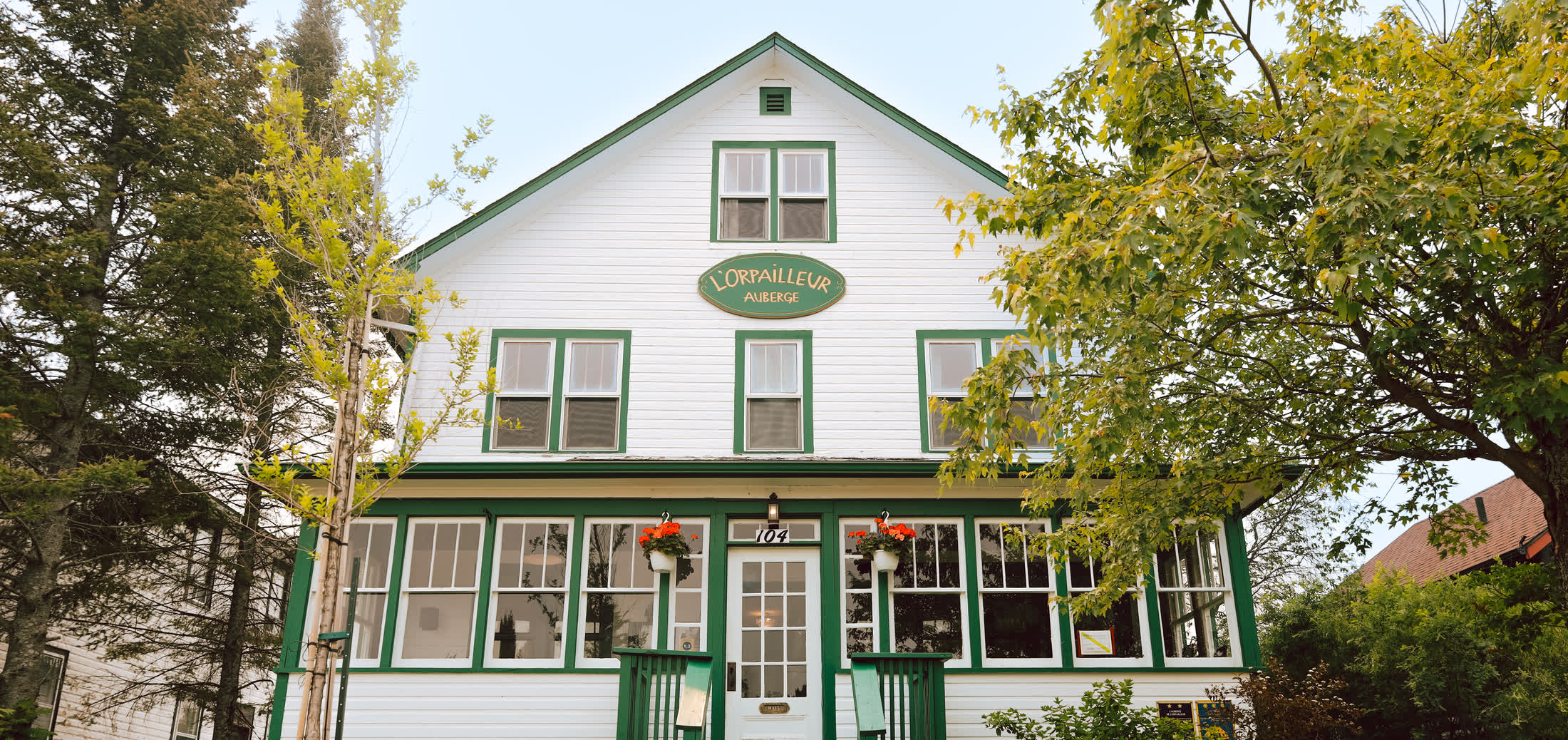 Façade d'une auberge québécoise, entrée principale