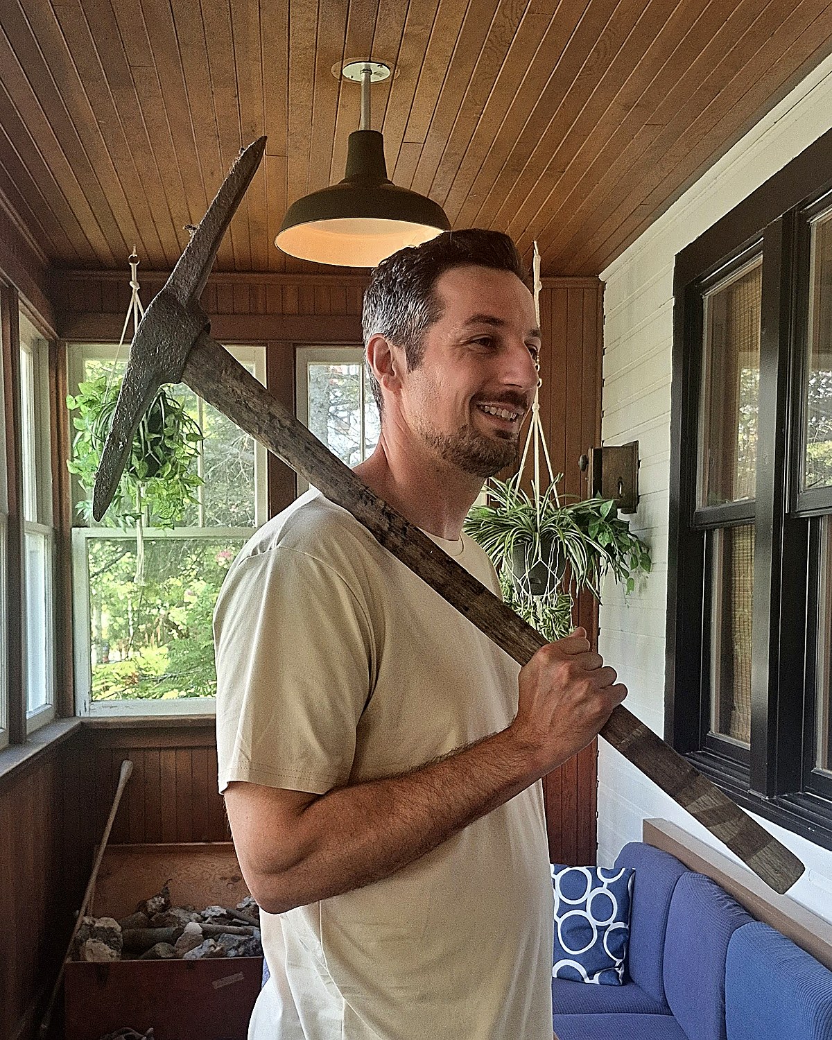 Nicolas Joly avec un pic de mineur, dans son auberge